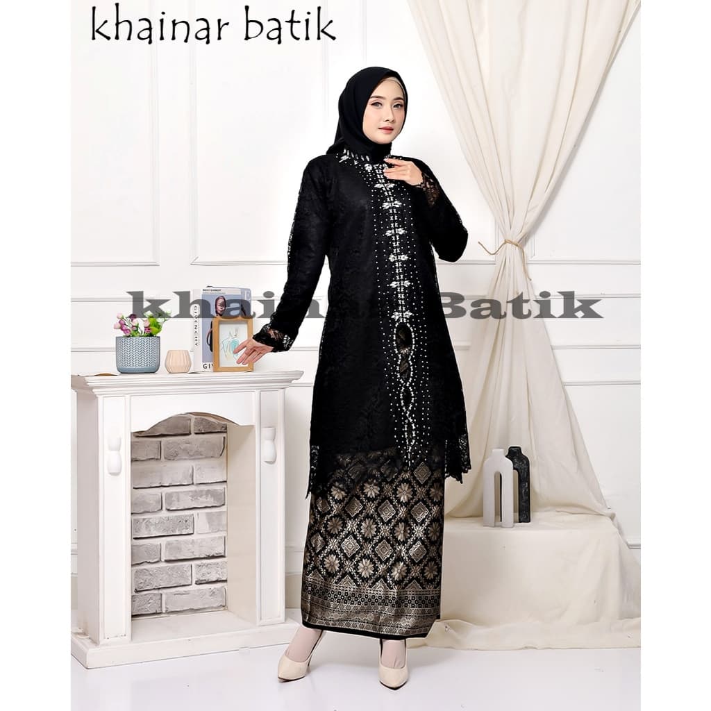 Women's Kebaya Kurung Set — image 3