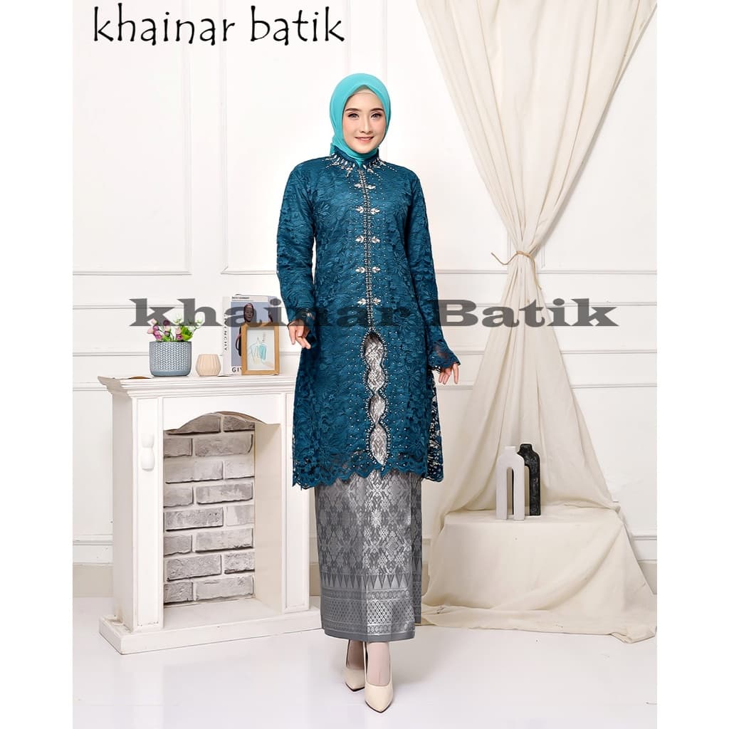 Women's Kebaya Kurung Set — image 1